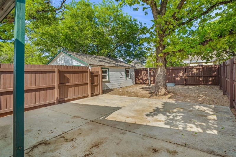 401 E Bridge Street, Granbury TX 76048 - Photo 25