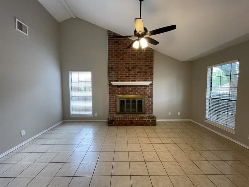 4104 GREEN ACRES Circle, Arlington TX 76017 - Photo 2