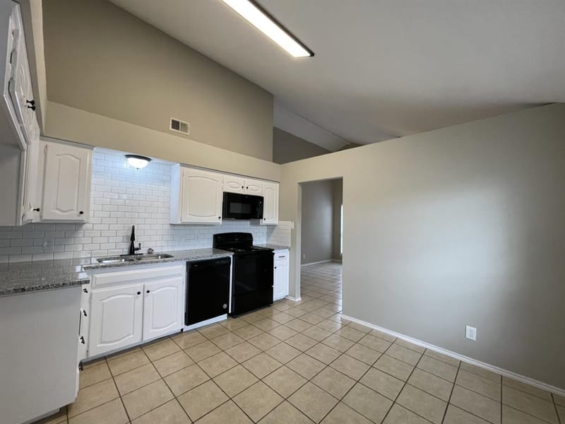 4104 GREEN ACRES Circle, Arlington TX 76017 - Photo 6
