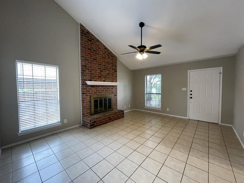 4104 GREEN ACRES Circle, Arlington TX 76017 - Photo 4