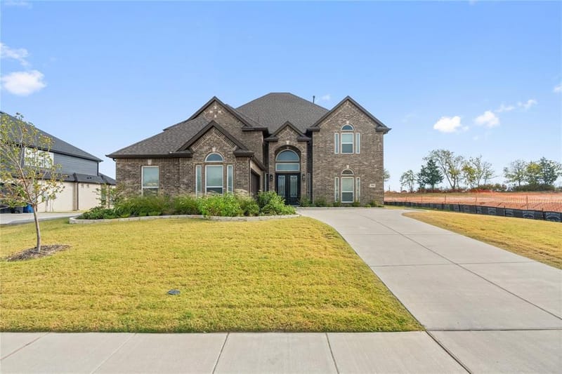 704 S HIDDEN LAKES Drive, DeSoto TX 75115