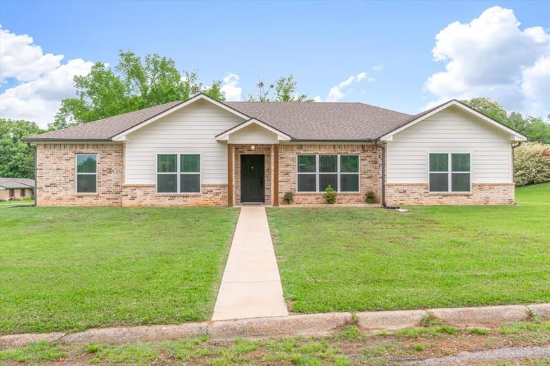1024 Monte Carlo, Grand Saline TX 75140 - Photo 2