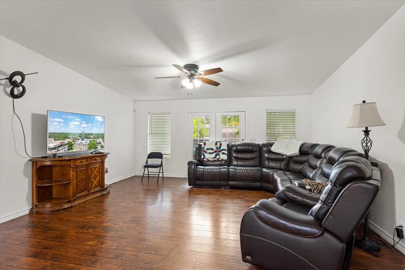 5821 Parkside Court, Granbury TX 76048 - Photo 7