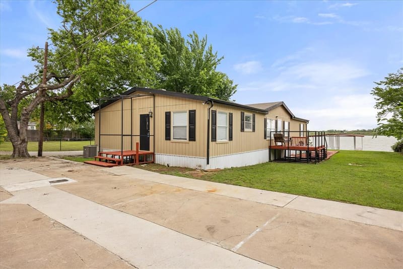 5821 Parkside Court, Granbury TX 76048