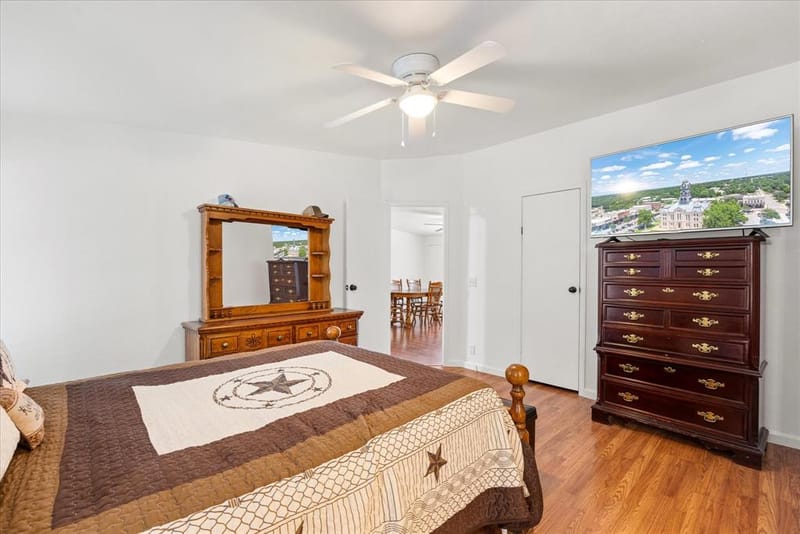 5821 Parkside Court, Granbury TX 76048 - Photo 14