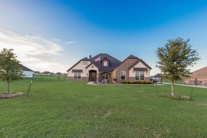 252 Agua Linda Drive, Godley TX 76044 - Photo 2