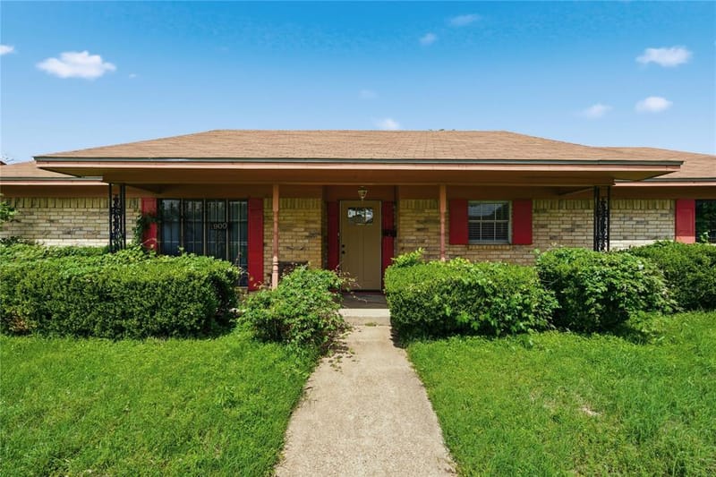 1900 MAHALIA Drive, Waco TX 76705 - Photo 2