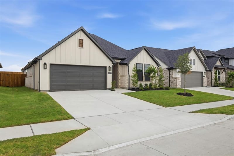 4628 Commack Drive, Fort Worth TX 76135 - Photo 2