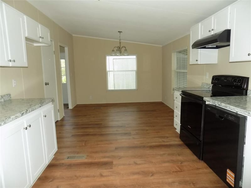 203 S Ridgeview Court, Azle TX 76020 - Photo 5