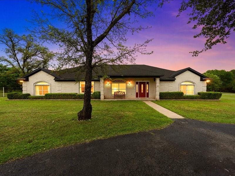1072 Chapman Road, Crawford TX 76638