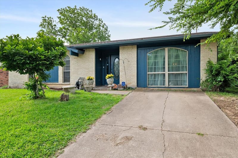 609 Columbine Lane, Grand Prairie TX 75052 - Photo 2