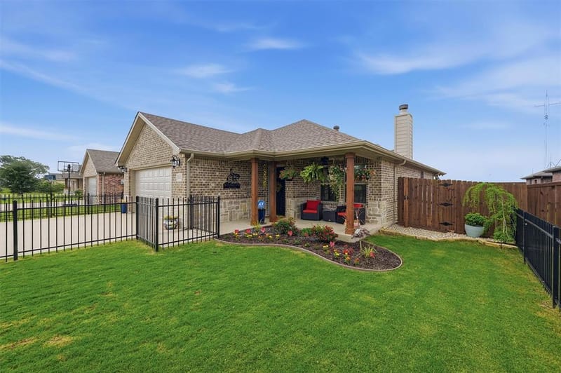 502 Pathfinder Street, Collinsville TX 76233 - Photo 3