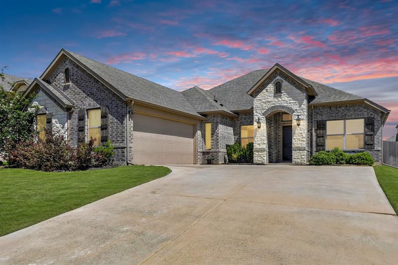 136 Gleeson Drive, Red Oak TX 75154