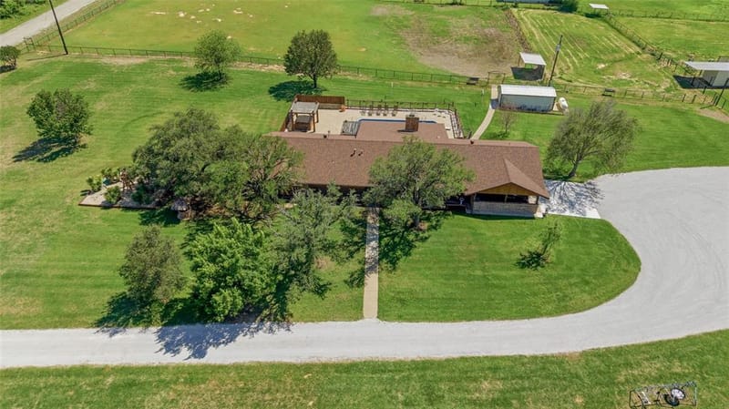911 Mcvoid Road, Springtown TX 76082 - Photo 6