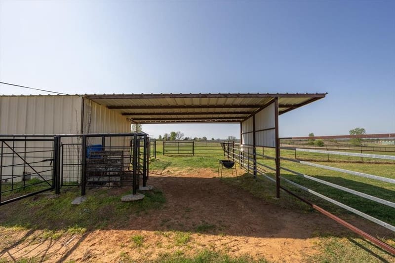 911 Mcvoid Road, Springtown TX 76082 - Photo 32