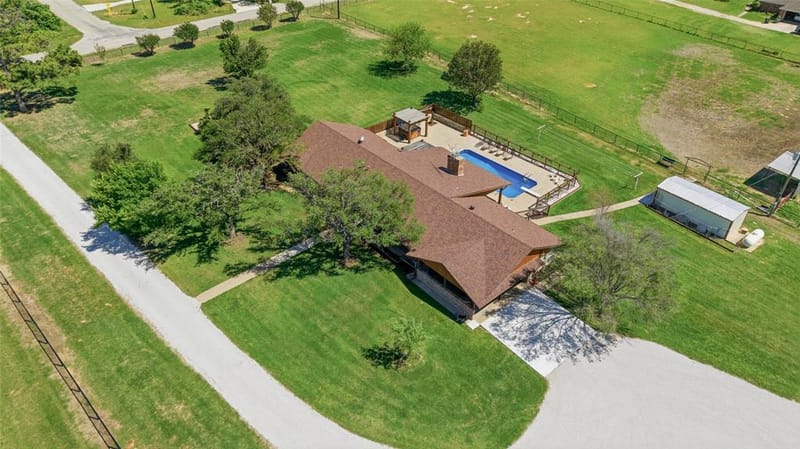 911 Mcvoid Road, Springtown TX 76082 - Photo 5