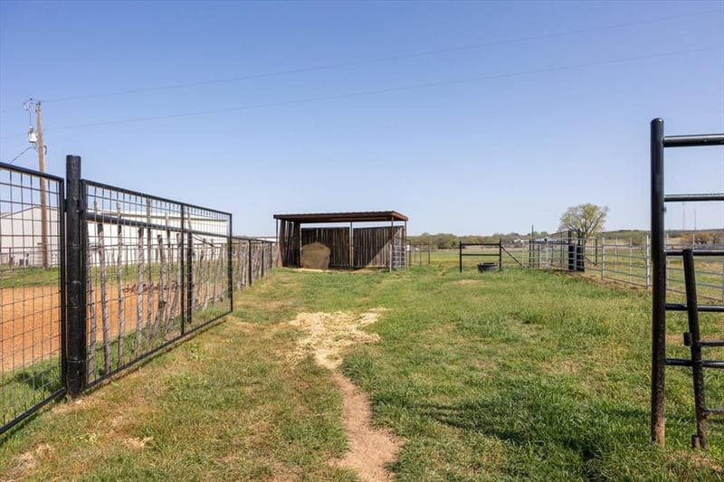 911 Mcvoid Road, Springtown TX 76082 - Photo 30