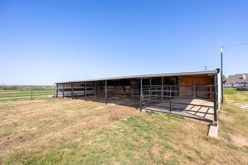 911 Mcvoid Road, Springtown TX 76082 - Photo 34
