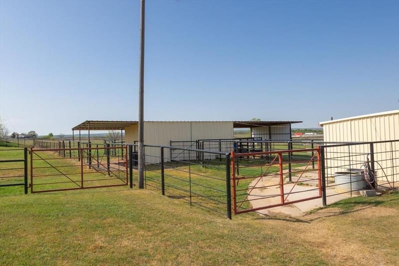 911 Mcvoid Road, Springtown TX 76082 - Photo 31