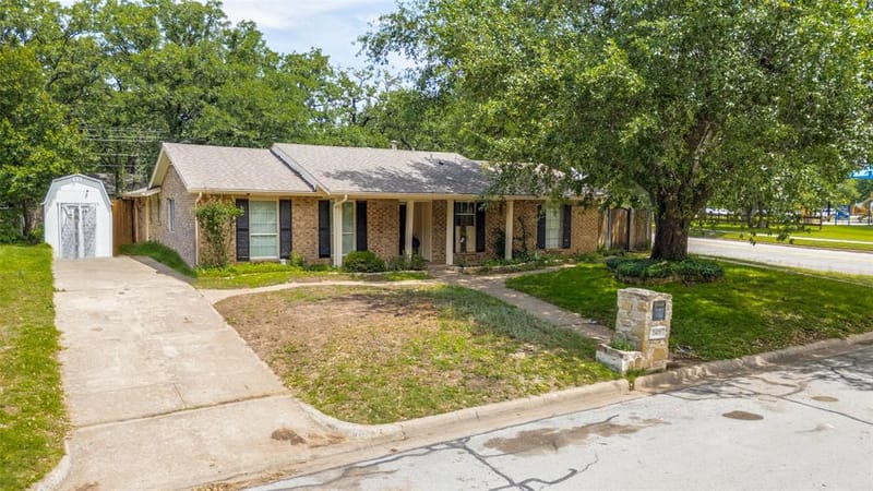 3401 Hampshire Drive, Arlington TX 76013 - Photo 2