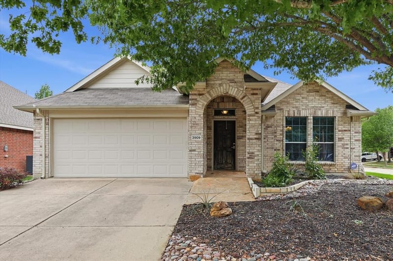 3909 Cliffside Drive, Denton TX 76208 - Photo 2
