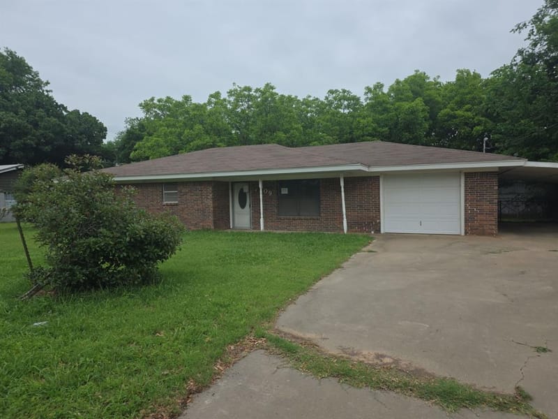 709 Lee Street, Bowie TX 76230 - Photo 3