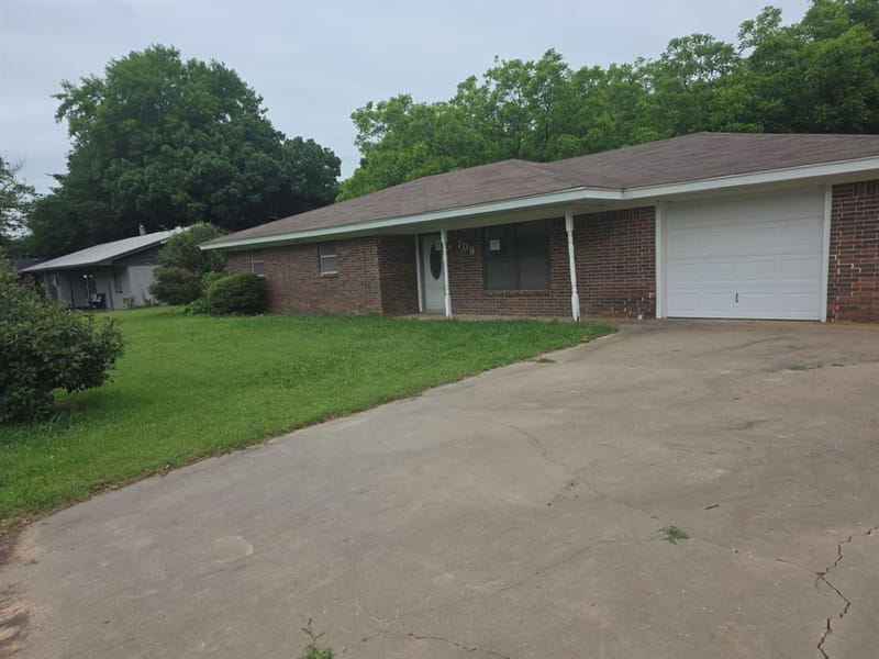 709 Lee Street, Bowie TX 76230 - Photo 5