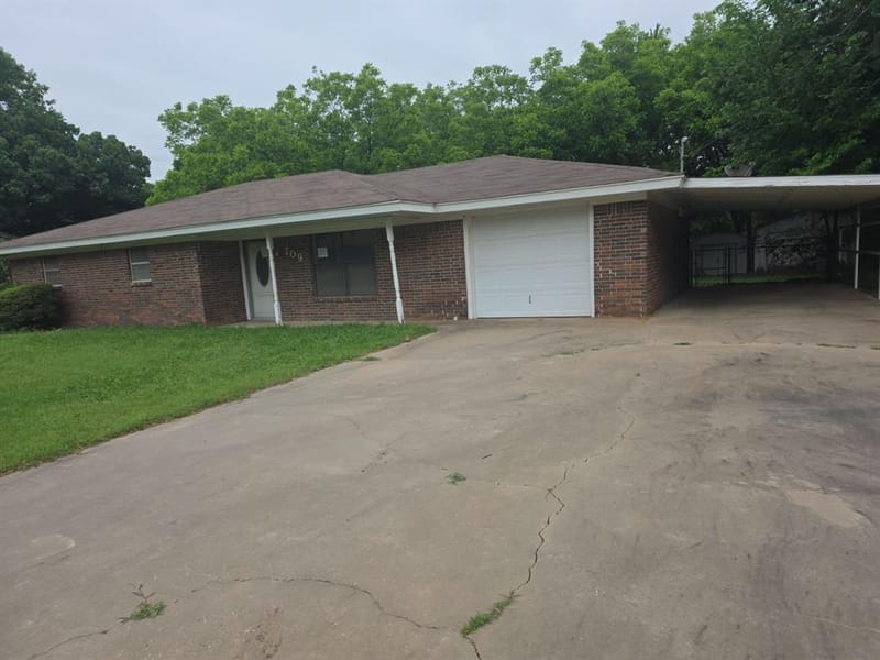 709 Lee Street, Bowie TX 76230 - Photo 4