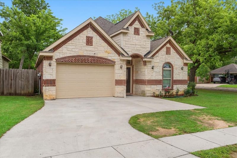 502 Ritchey Street, Gainesville TX 76240 - Photo 2
