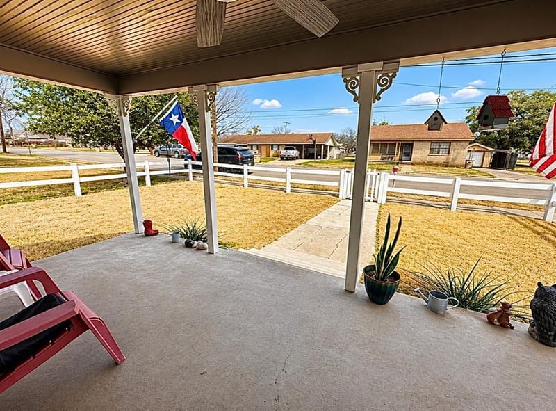506 W Grand Avenue, Comanche TX 76442 - Photo 13