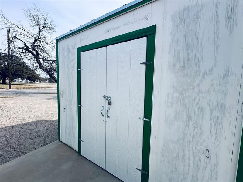 506 W Grand Avenue, Comanche TX 76442 - Photo 17