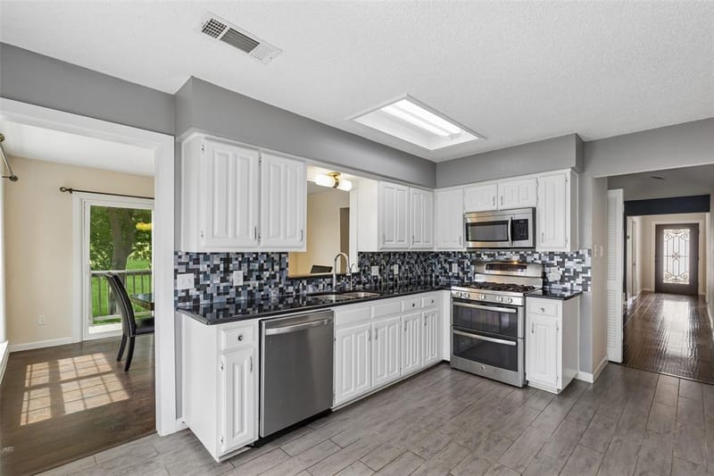 801 Country Club Place, Grand Prairie TX 75052 - Photo 12