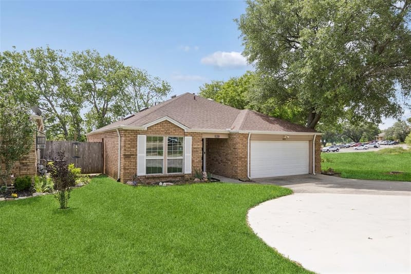 801 Country Club Place, Grand Prairie TX 75052