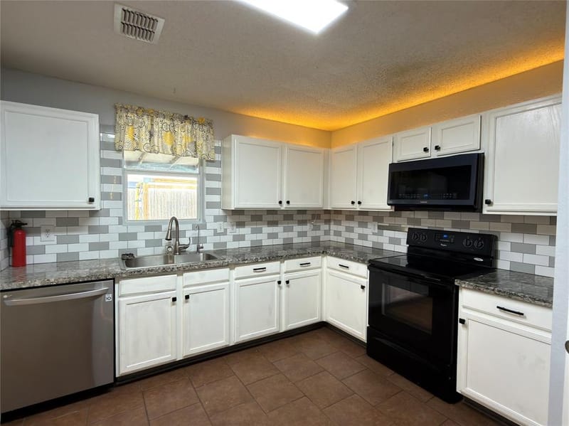 2032 Cap Rock Lane, Grand Prairie TX 75052 - Photo 2
