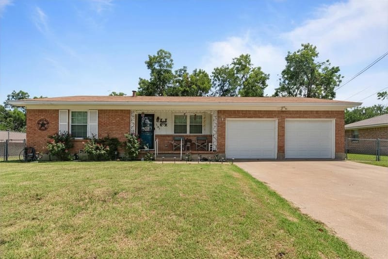 107 Woodard Avenue, Cleburne TX 76033