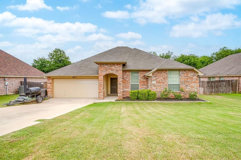 210 Willow Creek Drive, Weatherford TX 76085 - Photo 2