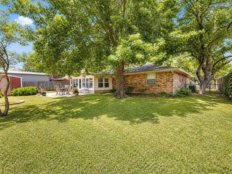 1207 Friona Street, Bowie TX 76230 - Photo 3