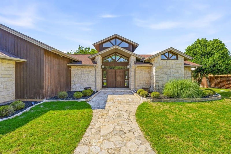 624 Williamsburg Court, Granbury TX 76048 - Photo 2
