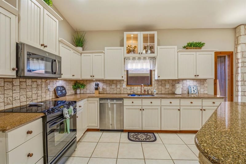 624 Williamsburg Court, Granbury TX 76048 - Photo 13