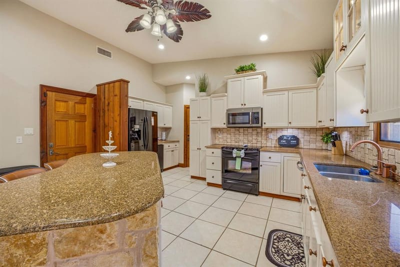 624 Williamsburg Court, Granbury TX 76048 - Photo 12