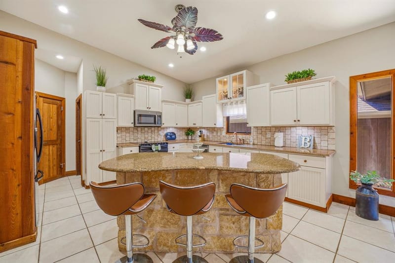 624 Williamsburg Court, Granbury TX 76048 - Photo 11