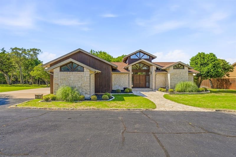 624 Williamsburg Court, Granbury TX 76048 - Photo 4