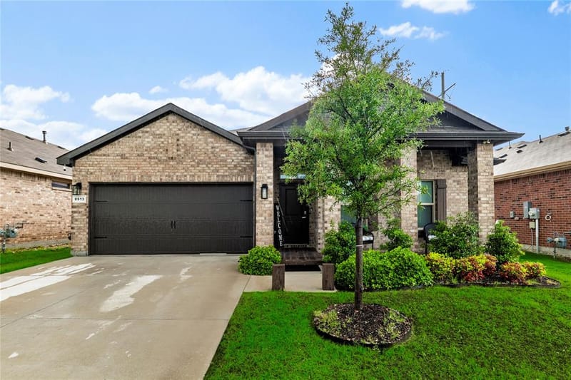 8913 Timber Gulch Circle, Fort Worth TX 76179 - Photo 3