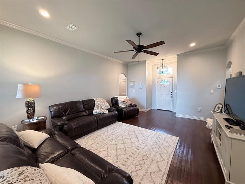 718 E Walcott Street, Pilot Point TX 76258 - Photo 5