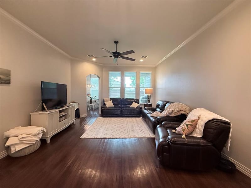 718 E Walcott Street, Pilot Point TX 76258 - Photo 4