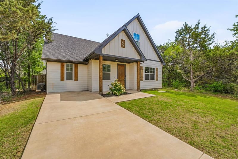 5721 San Jacinto Drive, Granbury TX 76048 - Photo 2