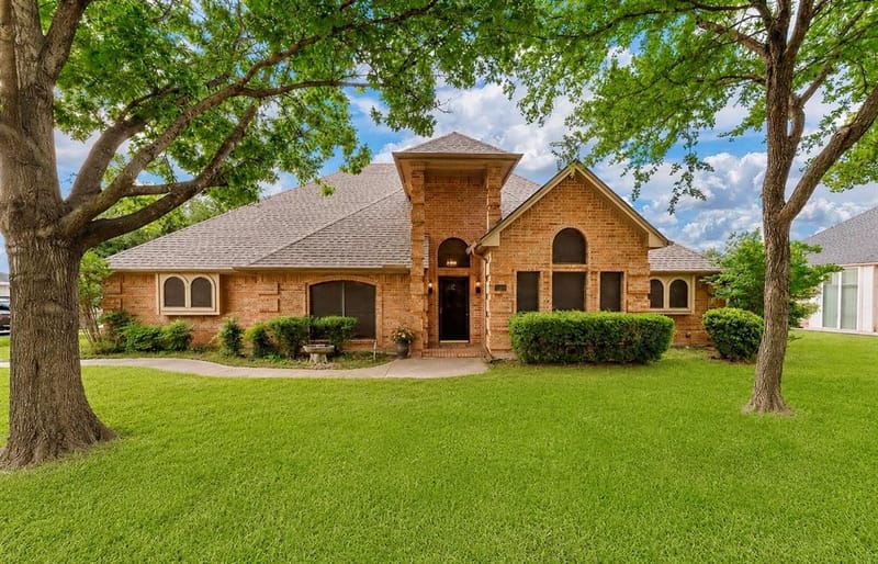 413 Lincoln Oaks Drive, Burleson TX 76028 - Photo 2