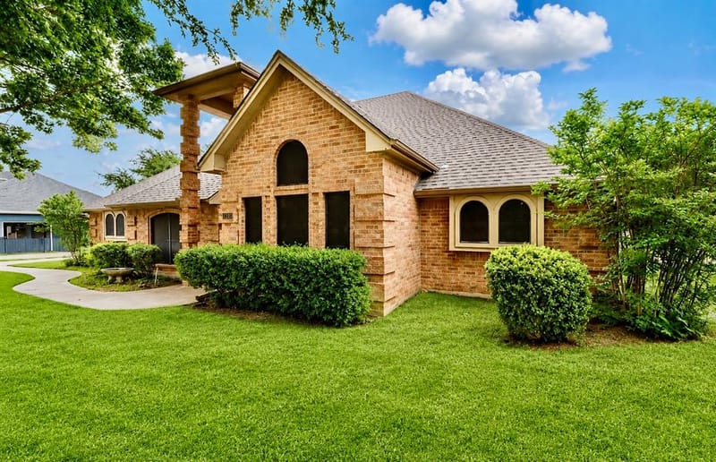 413 Lincoln Oaks Drive, Burleson TX 76028 - Photo 3