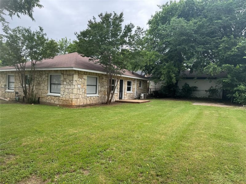 607 E Hundley Drive, Lake Dallas TX 75065 - Photo 2