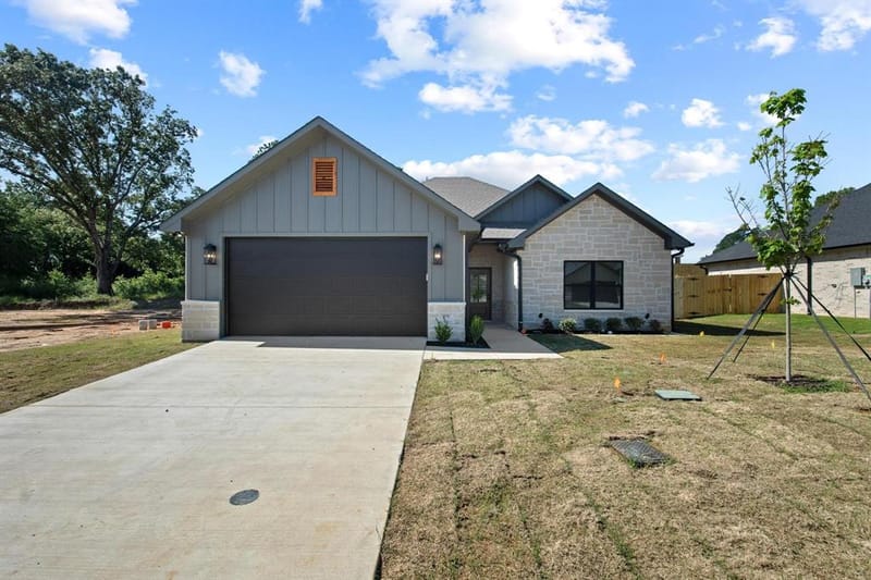 212 Central Park Court, Athens TX 75751